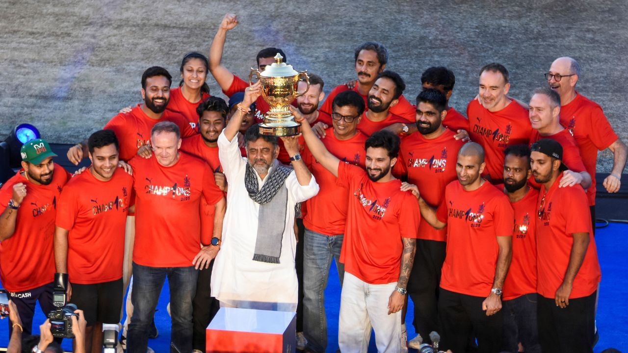 IPL 2025 RCB: বিজয় উৎসবে সমর্থকদের মৃত্যু, আরসিবির বিরুদ্ধে মামলা করল পুলিশ IPL 2025 RCB: বিজয় উৎসবে সমর্থকদের মৃত্যু, আরসিবির বিরুদ্ধে মামলা করল পুলিশ