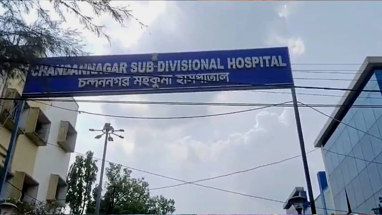 Chandannagar: চন্দননগরে একই পরিবারের তিনজনের অচৈতন্য দেহ উদ্ধার, হাসপাতালে নিয়ে গেলেও মৃত্যু একজনের