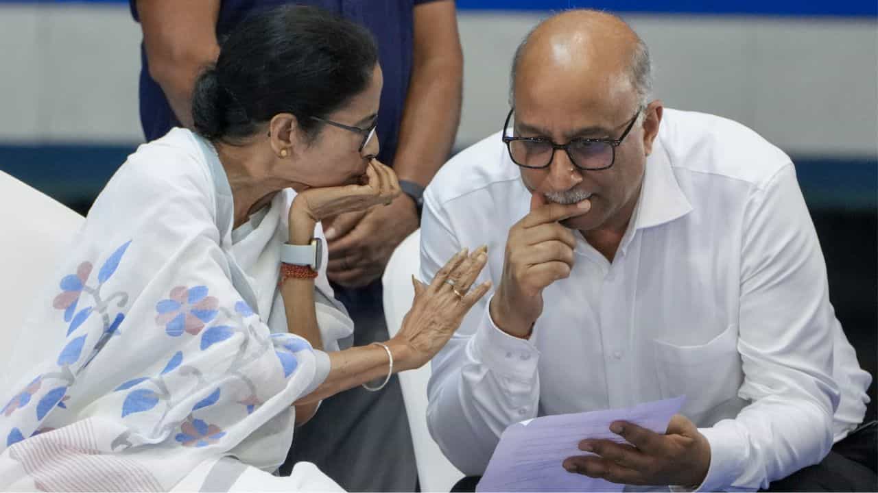 Chief Secretary: শেষ হয়েও হইল না শেষ... মুখ্যসচিব পদে আরও ৬ মাস মনোজ Chief Secretary: শেষ হয়েও হইল না শেষ... মুখ্যসচিব পদে আরও ৬ মাস মনোজ