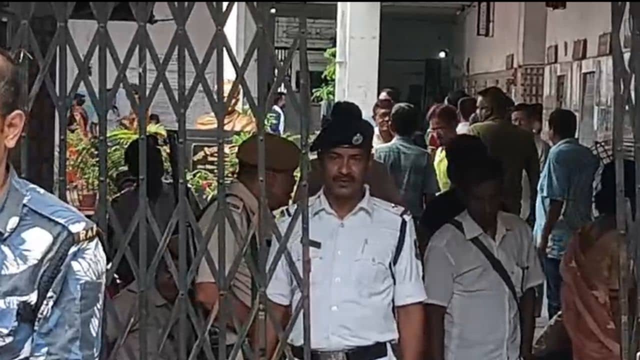 Hooghly: ৬৪ বছরে প্রথমবার ভোট, তাতেও লুঠ, তৃণমূলের বিরুদ্ধে রাস্তায় বামেরা