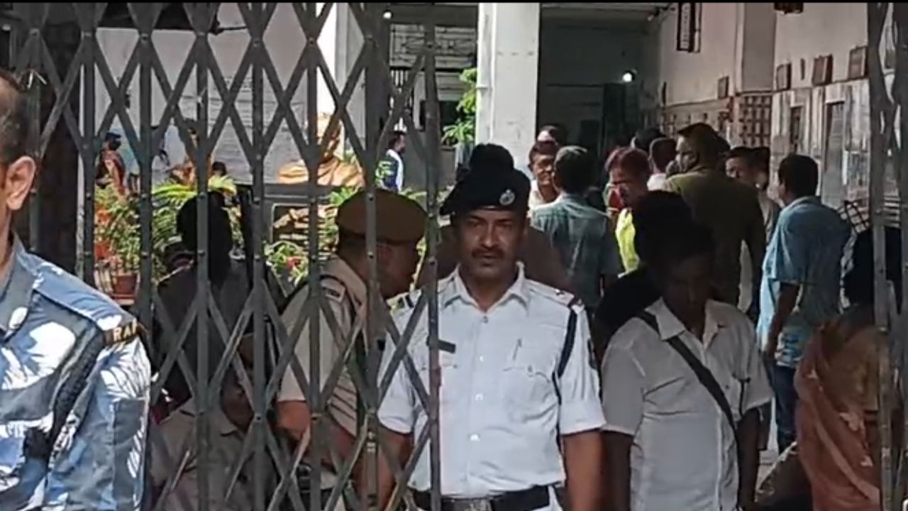 Hooghly: ৬৪ বছরে প্রথমবার ভোট, তাতেও 'লুঠ', তৃণমূলের বিরুদ্ধে রাস্তায় বামেরা Hooghly: ৬৪ বছরে প্রথমবার ভোট, তাতেও 'লুঠ', তৃণমূলের বিরুদ্ধে রাস্তায় বামেরা