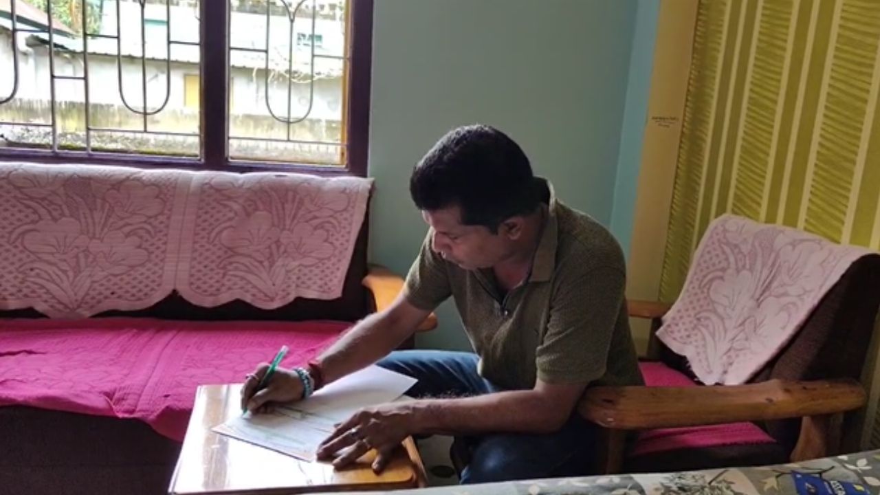 Dhupguri: ব্লক টাউন সভাপতির পদ থেকে ইস্তফা দাপুটে নেতার, ধূপগুড়িতে প্রকাশ্যে কোন্দল Dhupguri: ব্লক টাউন সভাপতির পদ থেকে ইস্তফা দাপুটে নেতার, ধূপগুড়িতে প্রকাশ্যে কোন্দল