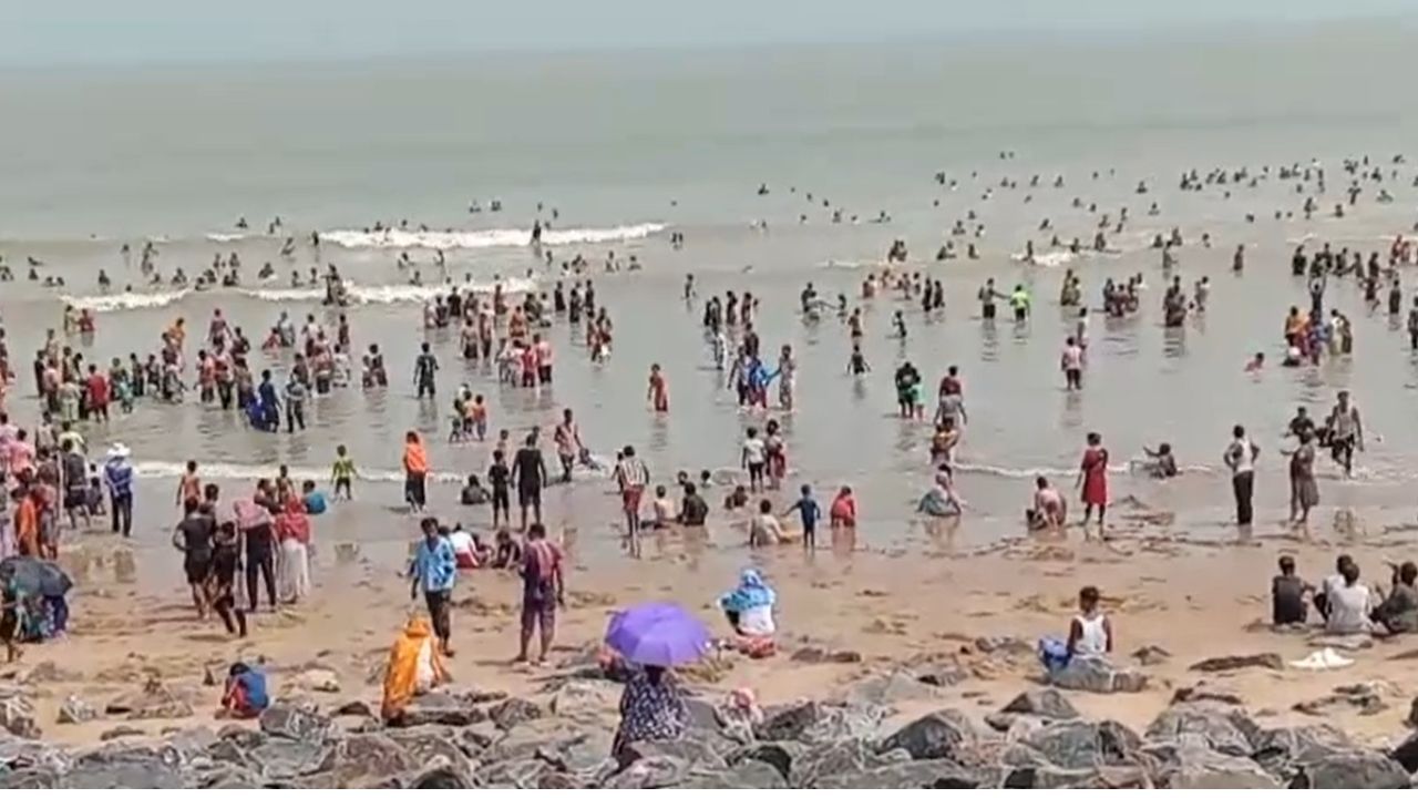 Digha: একুশে জুলাইয়ের আগে ভিড় বাড়ছে দিঘায়, রহস্যটা কী? Digha: একুশে জুলাইয়ের আগে ভিড় বাড়ছে দিঘায়, রহস্যটা কী?