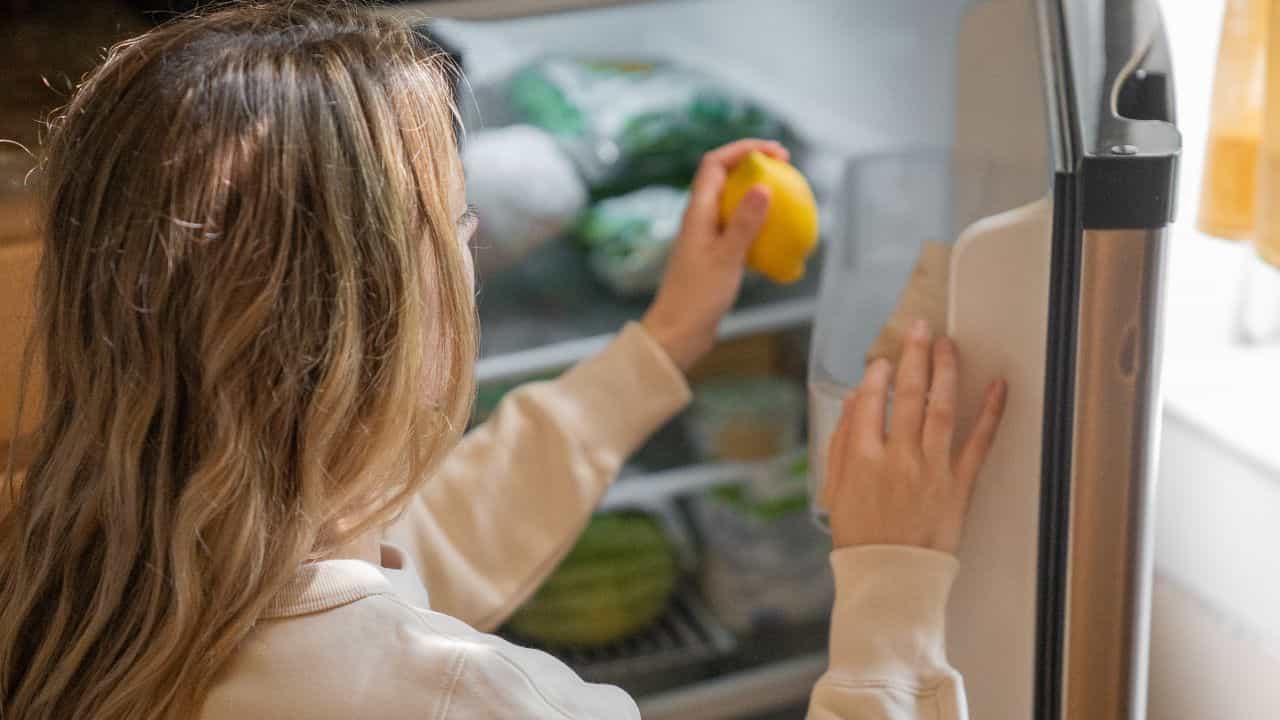 Fruits: ভুলেও কিন্তু ফ্রিজে রাখবেন না, স্বাস্থ্যকর এই ফলগুলি অস্বস্তির কারণ হতে পারে! Fruits: ভুলেও কিন্তু ফ্রিজে রাখবেন না, স্বাস্থ্যকর এই ফলগুলি অস্বস্তির কারণ হতে পারে!