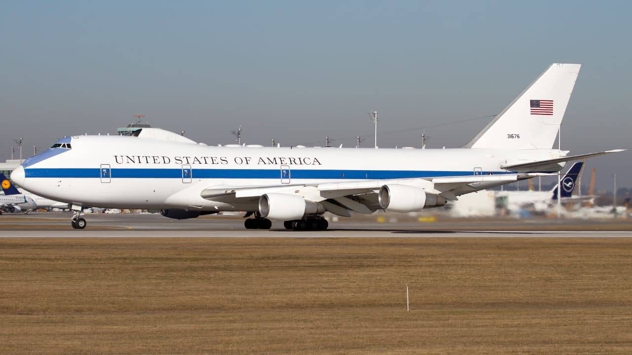 Doomsday Plane: পরমাণু বিকিরণও ক্ষতি করতে পারে না! আমেরিকায় নামল Doomsday Plane, আজই বড় কিছু হবে?