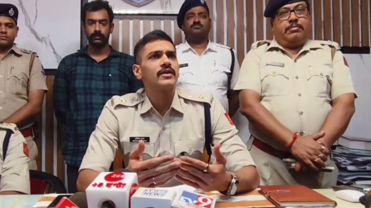 Fake Army: ম্যাট্রিমনিয়াল সাইট থেকে শিক্ষিকার সঙ্গে প্রেম, নিজেকে সেনা বলে পরিচয় দিয়েছিলেন, অভিষেকের কীর্তিতে এখন স্তম্ভিত পুলিশও Fake Army: ম্যাট্রিমনিয়াল সাইট থেকে শিক্ষিকার সঙ্গে প্রেম, নিজেকে সেনা বলে পরিচয় দিয়েছিলেন, অভিষেকের কীর্তিতে এখন স্তম্ভিত পুলিশও