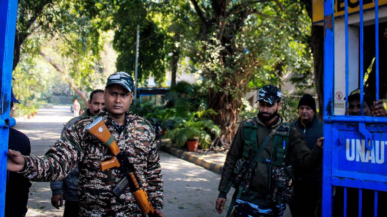 ED Raid: কনস্টেবল নিয়োগেও দুর্নীতি? তদন্তে নেমে কলকাতা-সহ বেশ কয়েকটি জায়গা তল্লাশি ইডির