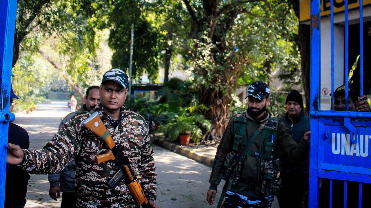 ED Raid: কনস্টেবল নিয়োগেও দুর্নীতি? তদন্তে নেমে কলকাতা-সহ বেশ কয়েকটি জায়গা তল্লাশি ইডির ED Raid: কনস্টেবল নিয়োগেও দুর্নীতি? তদন্তে নেমে কলকাতা-সহ বেশ কয়েকটি জায়গা তল্লাশি ইডির