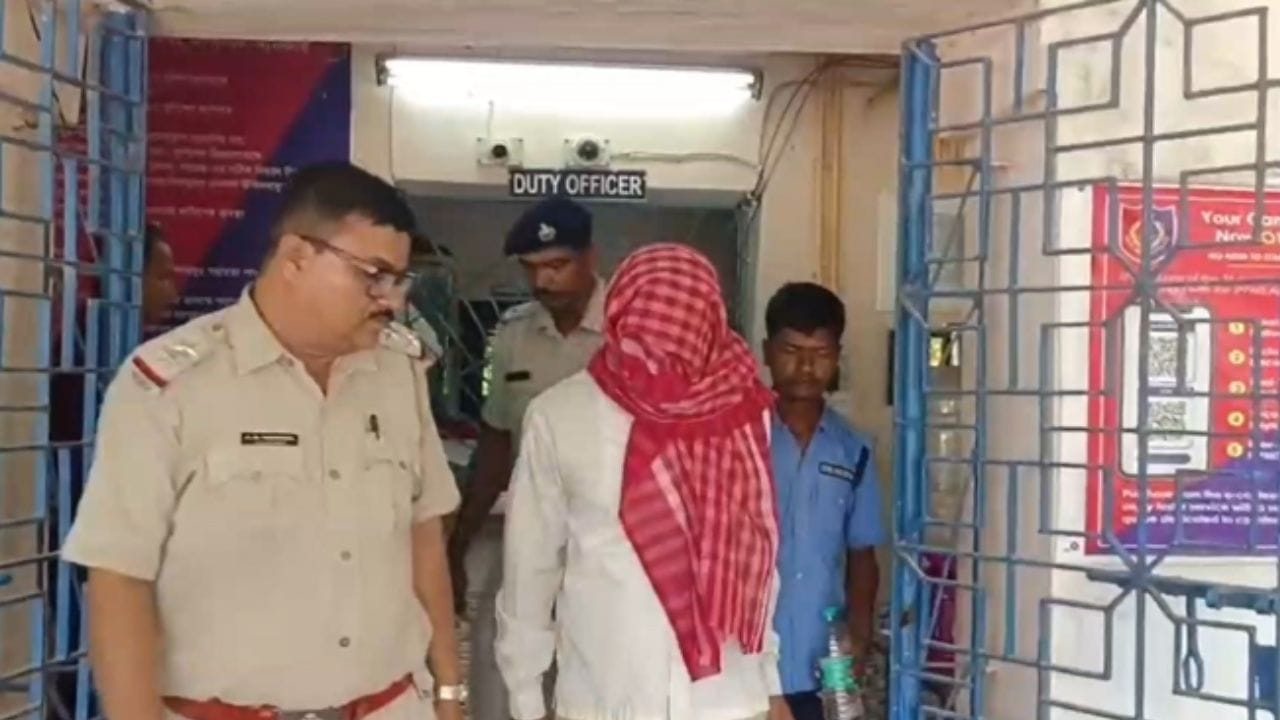 Burdwan: চুরির অপবাদে বালককে বেধড়ক 'মারধর', গ্রেফতার তৃণমূল নেতা Burdwan: চুরির অপবাদে বালককে বেধড়ক 'মারধর', গ্রেফতার তৃণমূল নেতা