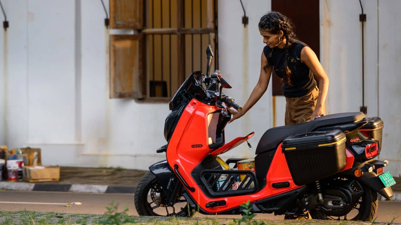 Electric Vehicle: Electric Scooter চড়েন? বর্ষাকালে এই বিষয়গুলোয় নজর না রাখলে বিরাট ক্ষতির সম্মুখীন হতে পারেন আপনি!