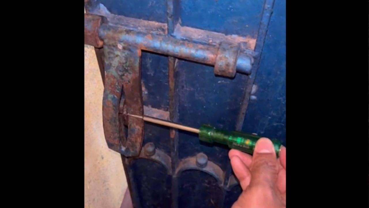 Howrah: প্রতিবেশীর বাড়ির ছাদে বিদ্য়ুৎ সংযোগ, কারণ জানলে অবাক হবেন...