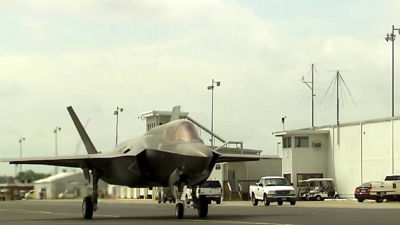 British Fighter Jet: কেরলের মাটিতে ব্রিটিশ যুদ্ধ বিমান, ছুঁতে দিচ্ছে না ভারতকে!