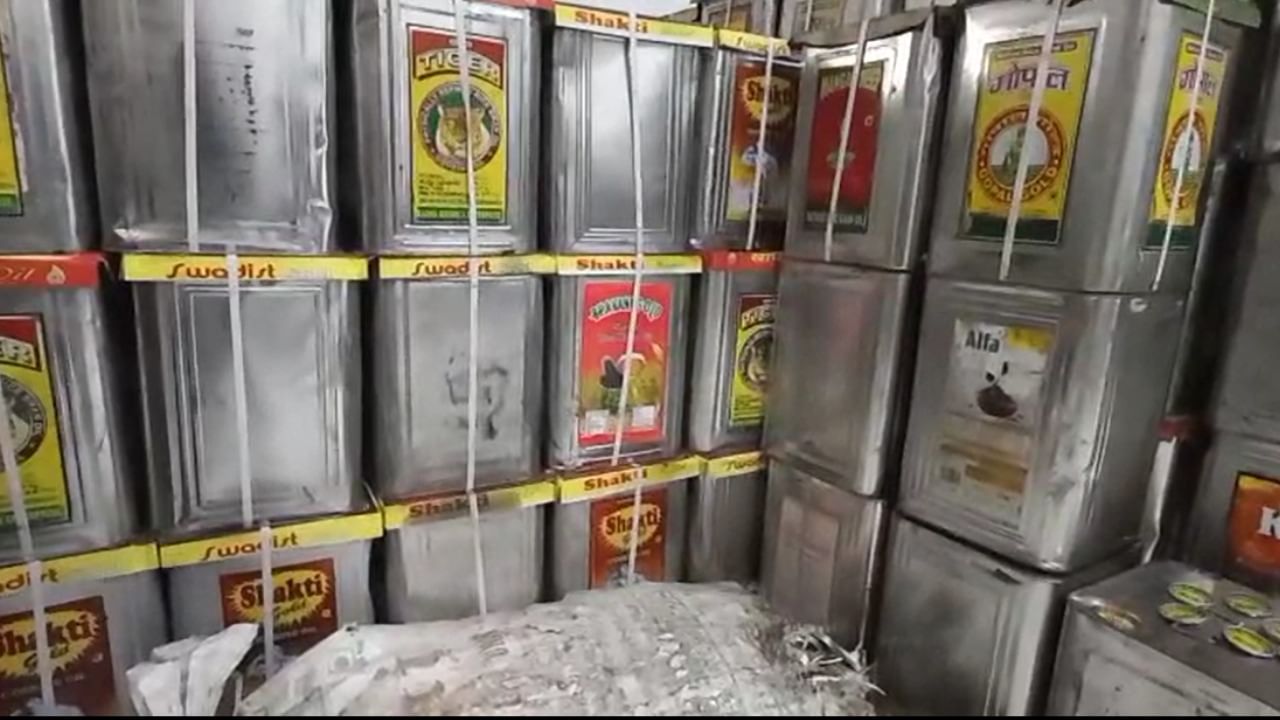 Mustard Oil: সরষে ছাড়া সরষের তেল, অথচ ঝাঁঝ একই! বাজার ঢোকার আগেই বাজেয়াপ্ত ৫ হাজার লিটার ভেজাল তেল Mustard Oil: সরষে ছাড়া সরষের তেল, অথচ ঝাঁঝ একই! বাজার ঢোকার আগেই বাজেয়াপ্ত ৫ হাজার লিটার ভেজাল তেল