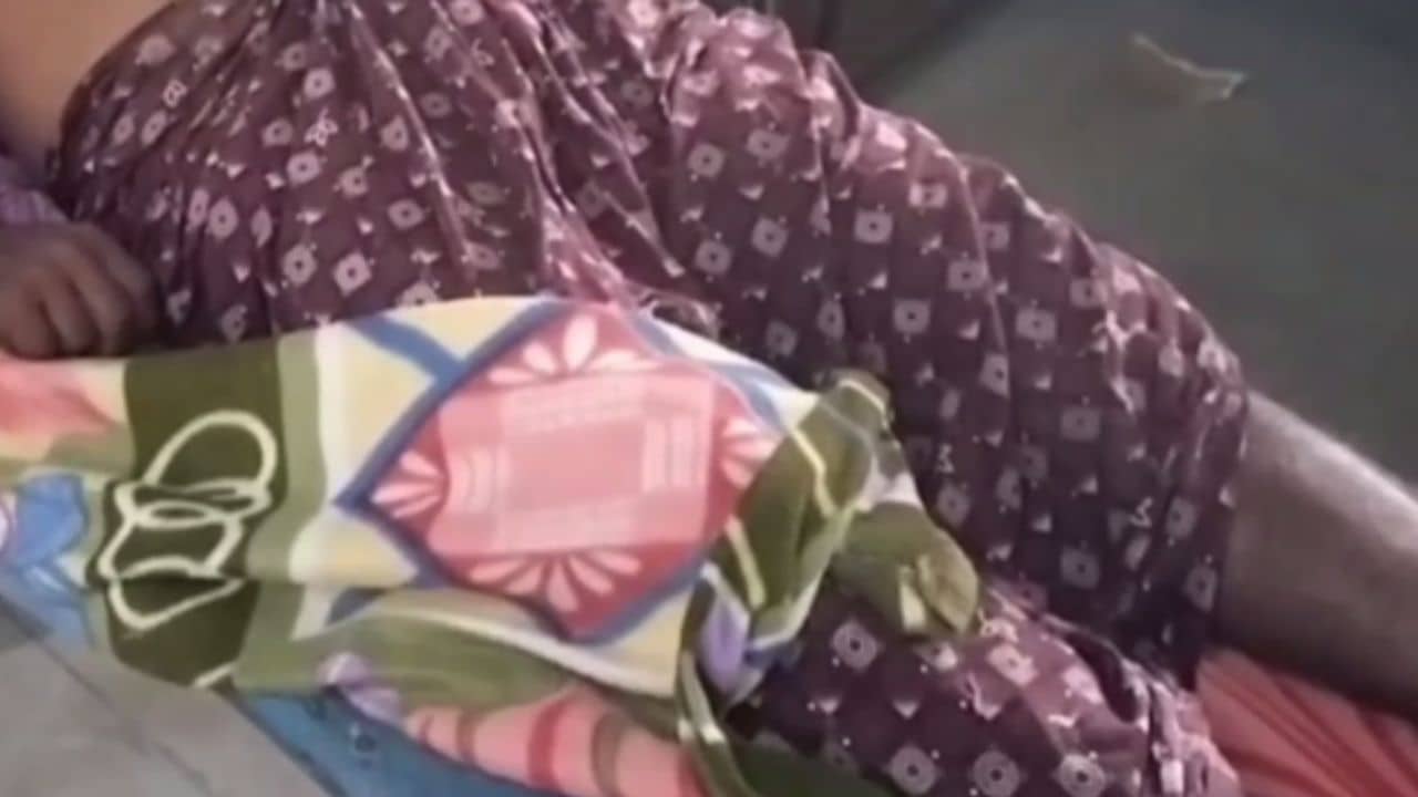 কুঁড়ে ঘরে ঢুকতেই স্তম্ভিত সকলে, গলায় গামছা দিয়ে ঝুলছেন কৃষক