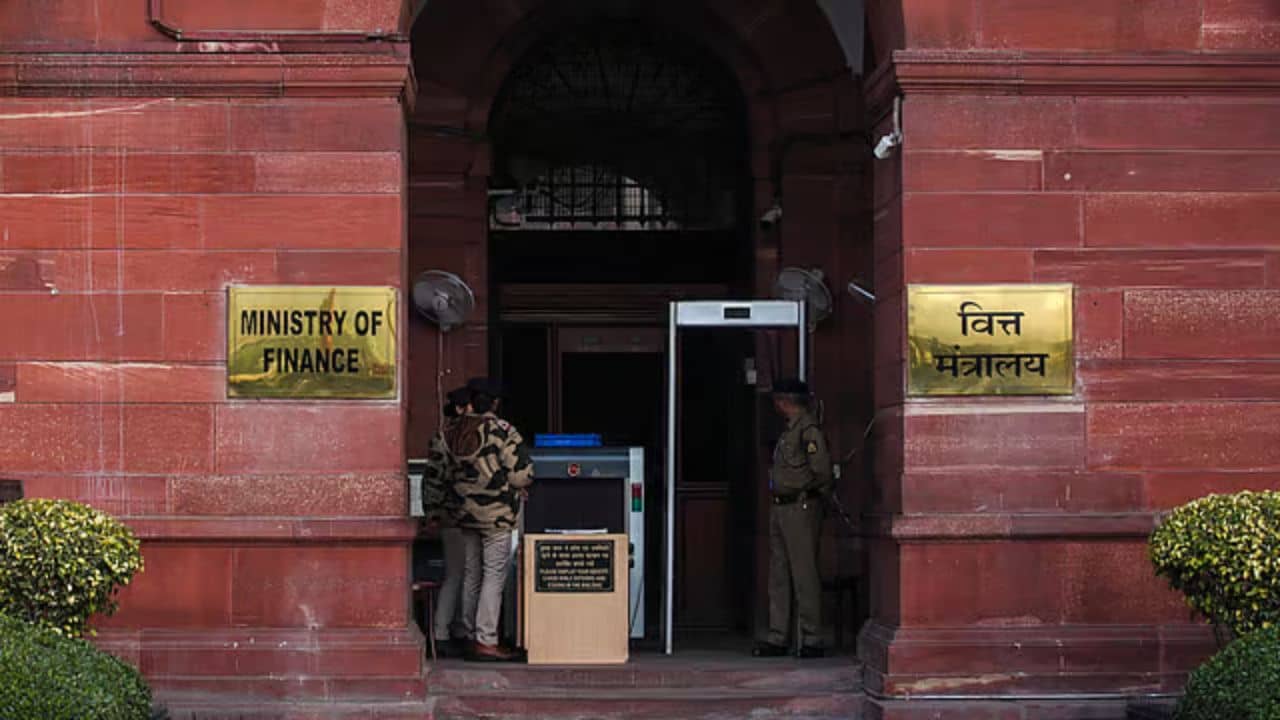 কোন মন্ত্রবলে বিশ্বব্যাপী অশান্ত পরিবেশের মধ্যেও ছুটে চলেছে ভারতের অর্থনীতি?