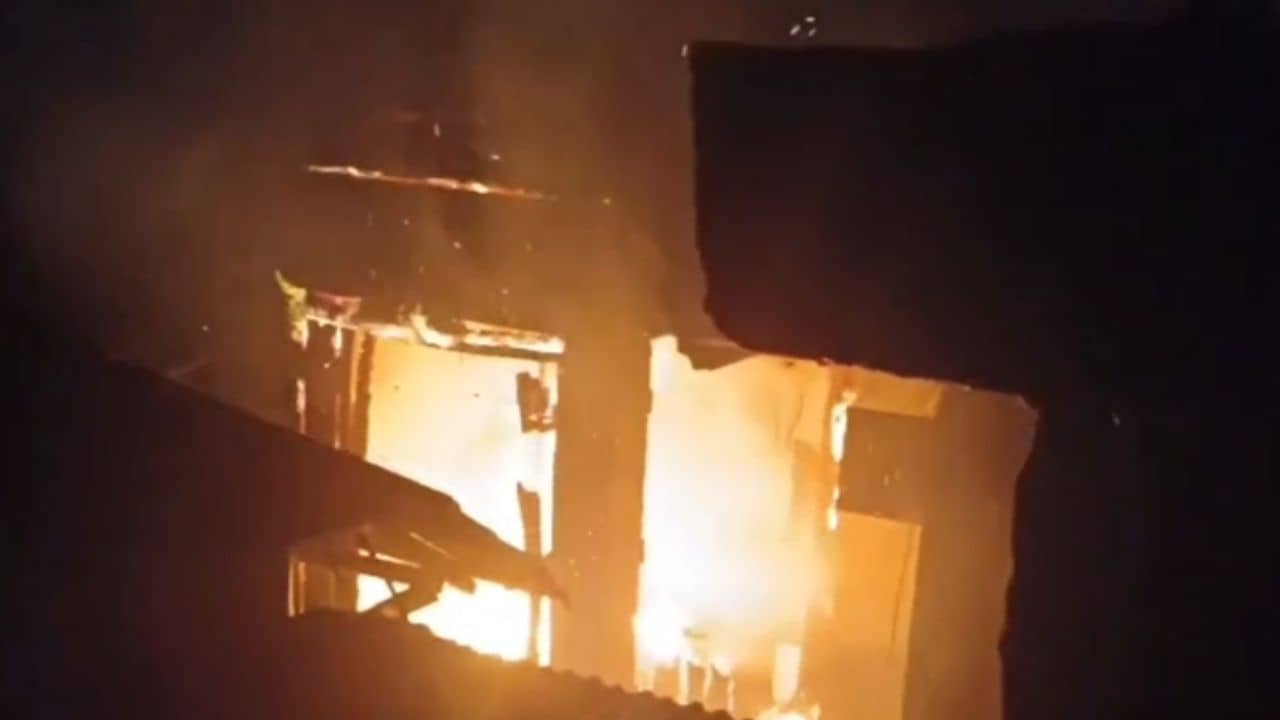 Jalpaiguri: বাজারে ভয়াবহ অগ্নিকাণ্ড, দমকল পৌঁছনোর আগেই ছুটে এল বৃষ্টি