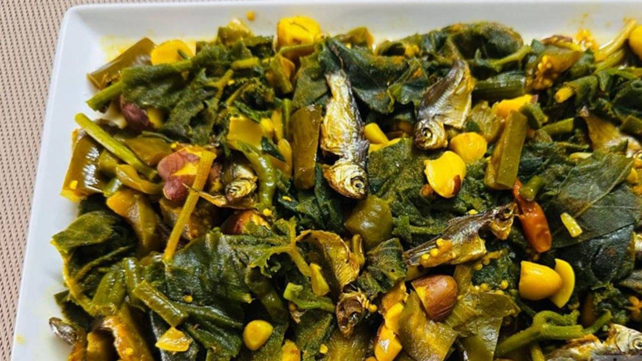 ঝাল ঝাল কচুর শাকে টাটকা পুঁটি মাছ! বাংলার এই হারিয়ে যাওয়া রান্না একবার ট্রাই করেই দেখুন