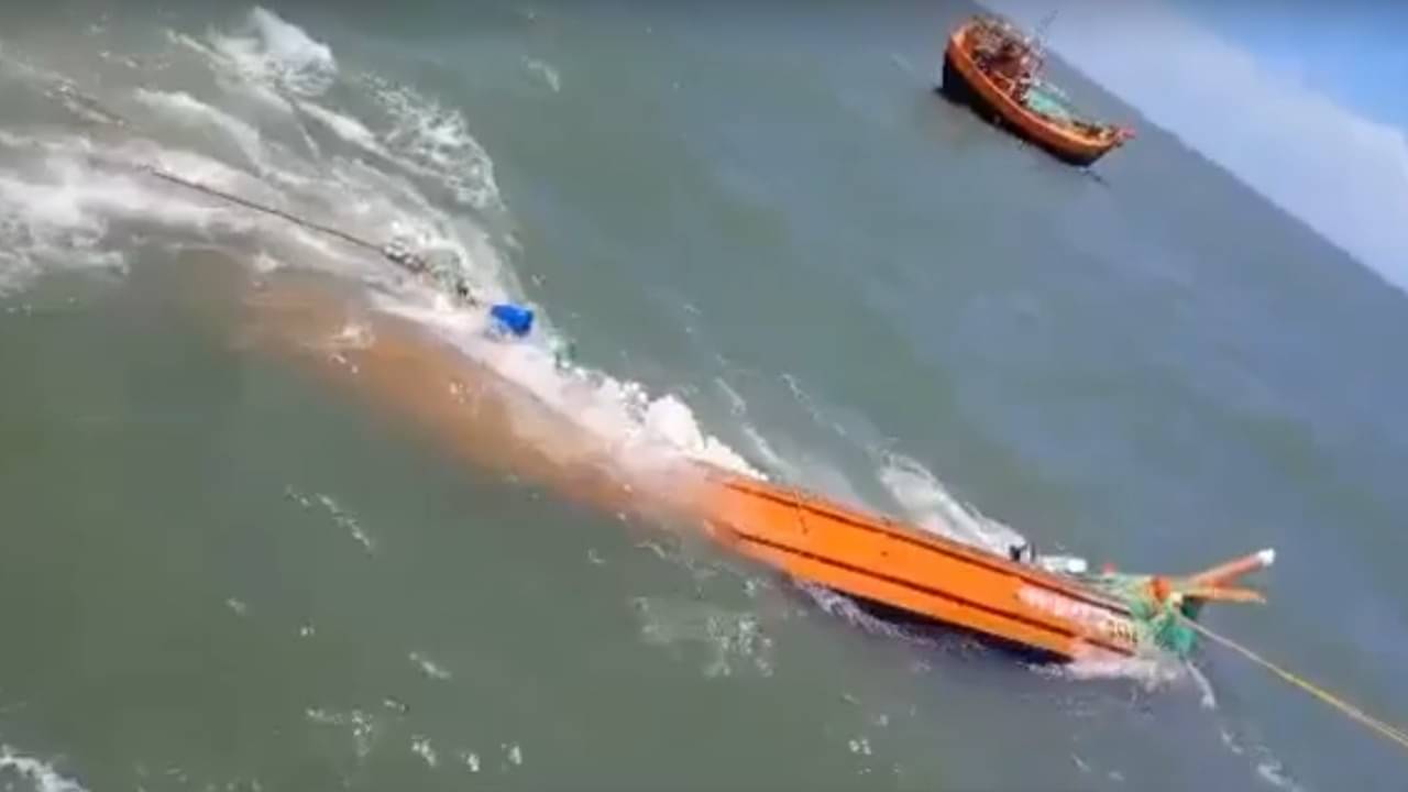 Fishermen: নিষেধাজ্ঞা উড়িয়ে ইলিশের খোঁজে সমুদ্রে নেমেছিল ট্রলার, ভোররাতে ভয়ঙ্কর পরিণতি নামখানার ১৩ মৎস্যজীবীর