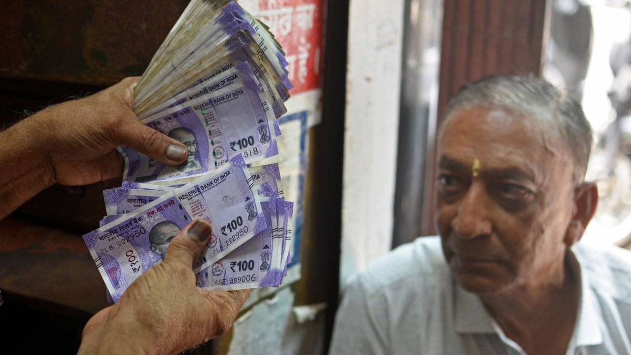 সত্যি সুরক্ষিত Fixed Deposits? এই তিন বিপদ কিন্তু মারতে পারে আপনার টাকা