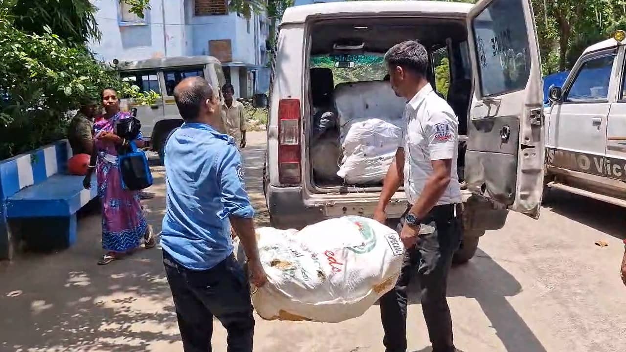 Marijuana Recovered: লোডিং-আনলোডিংয়ের সময়েই সব পর্দাফাঁস! দেড়শো কেজি গাঁজা সমতে লিলুয়ায় পাকড়াও ৪