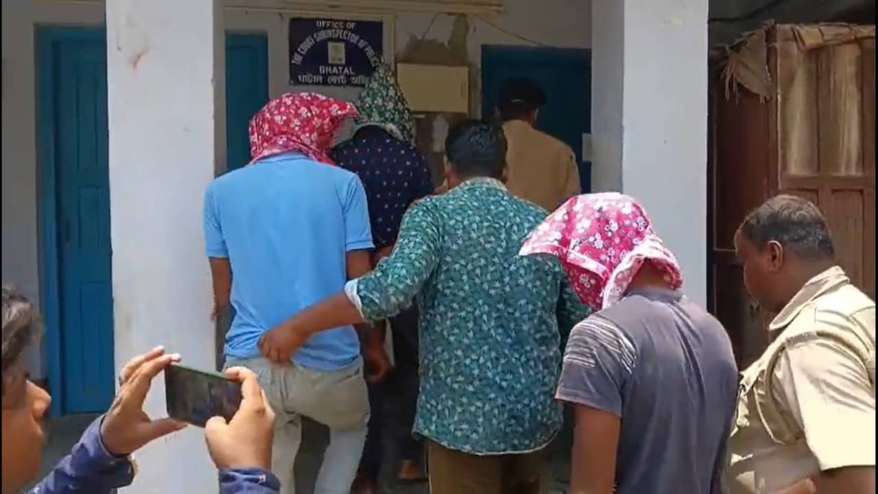 Ghatal: স্বামী বাজারে যেতেই গৃহবধূকে ধর্ষণের অভিযোগ, ঘাটাল থেকে ৩ যুবককে তুলে নিয়ে গেল পুলিশ