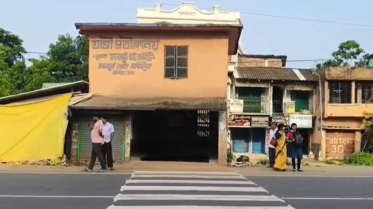 Ghatal: রাতের অন্ধকারেই অপকর্ম করে চলে গেল কেউ? রাজ্য সড়কের ধারে প্রতীক্ষালয়ে ঢুকতেই থ যাত্রীরা