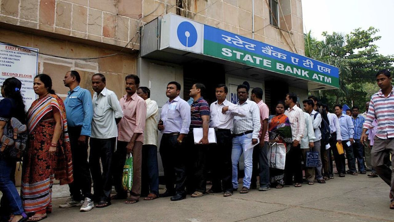 Government Employee: 'ভুতে খেল' টাকা? ছয় মাস ধরে বেতনই পাচ্ছেন না ৫০ হাজার সরকারি কর্মচারী, শুরু তদন্ত Government Employee: 'ভুতে খেল' টাকা? ছয় মাস ধরে বেতনই পাচ্ছেন না ৫০ হাজার সরকারি কর্মচারী, শুরু তদন্ত