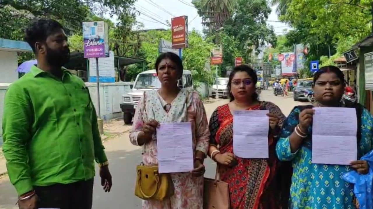 Chinsurah: জোর করে সিঁদুর পরানো হয়নি, মহিলা পুলিশ কর্মীদের কপালে-গালে সিঁদুর লাগিয়ে পরিণতি যা হল