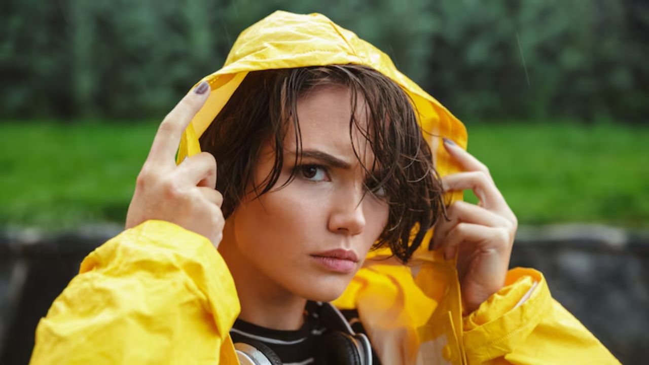 বৃষ্টিতে ভিজে চুলের দফারফা? এই ৫ উপায়েই ফিরবে জেল্লা বৃষ্টিতে ভিজে চুলের দফারফা? এই ৫ উপায়েই ফিরবে জেল্লা