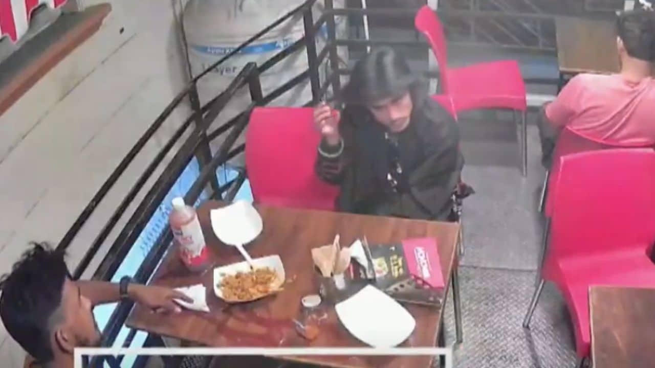 Mixing hairs into food: খাবারে চুল, রেগে লাল খদ্দের, সিসিটিভি খতিয়ে দেখতেই চক্ষু চড়কগাছ