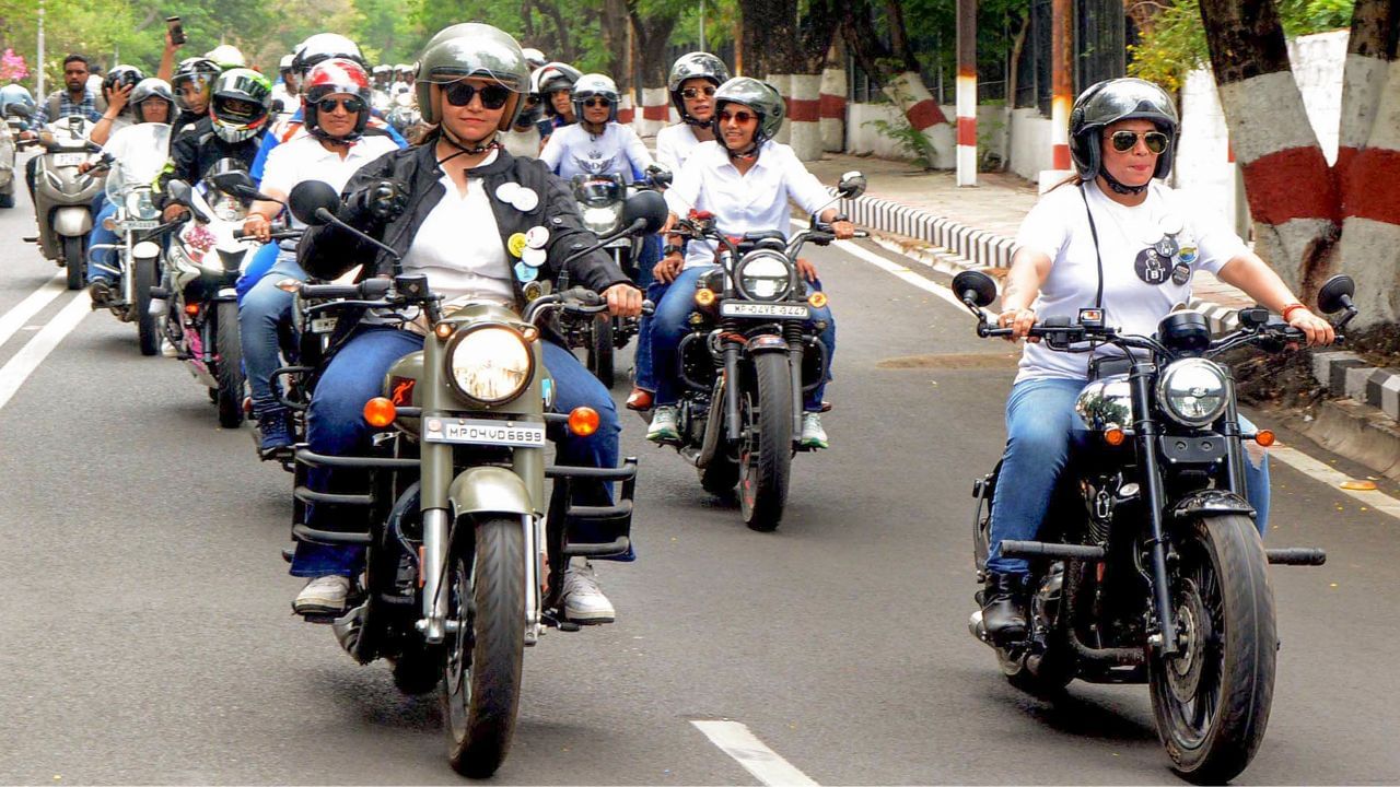 Toll Tax: বাইকে চড়ে গেলেও এবার দিতে হবে টোল ট্যাক্স? এ কী জানালেন মন্ত্রী! Toll Tax: বাইকে চড়ে গেলেও এবার দিতে হবে টোল ট্যাক্স? এ কী জানালেন মন্ত্রী!