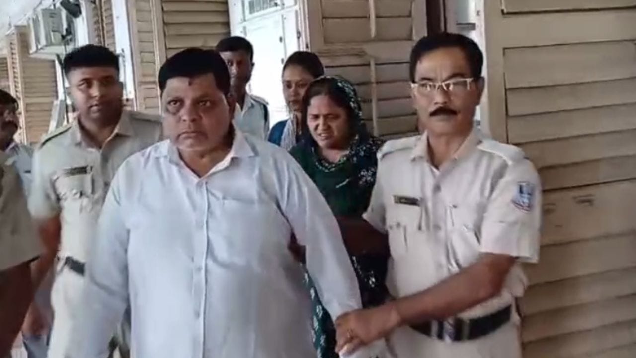 Aparupa Poddar: প্রাক্তন TMC সাংসদকে জাত তুলে গালিগালাজ, শিক্ষক দম্পতিকে দোষী সাব্যস্ত করল কোর্ট Aparupa Poddar: প্রাক্তন TMC সাংসদকে জাত তুলে গালিগালাজ, শিক্ষক দম্পতিকে দোষী সাব্যস্ত করল কোর্ট