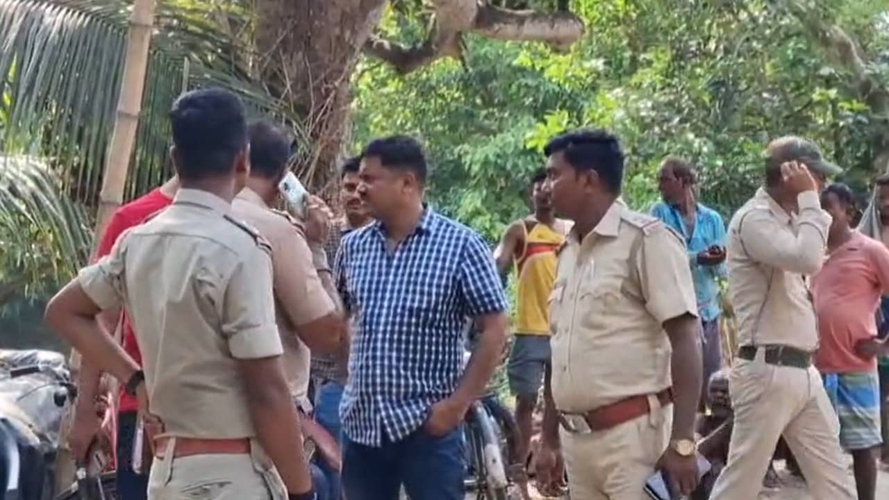 Hooghly: মুগুর হাতে গ্রামজুড়ে মদ্যপের দাপাদাপি, হাসপাতালে নিয়ে গেলেও আর বাঁচানো গেল বৃদ্ধাকে