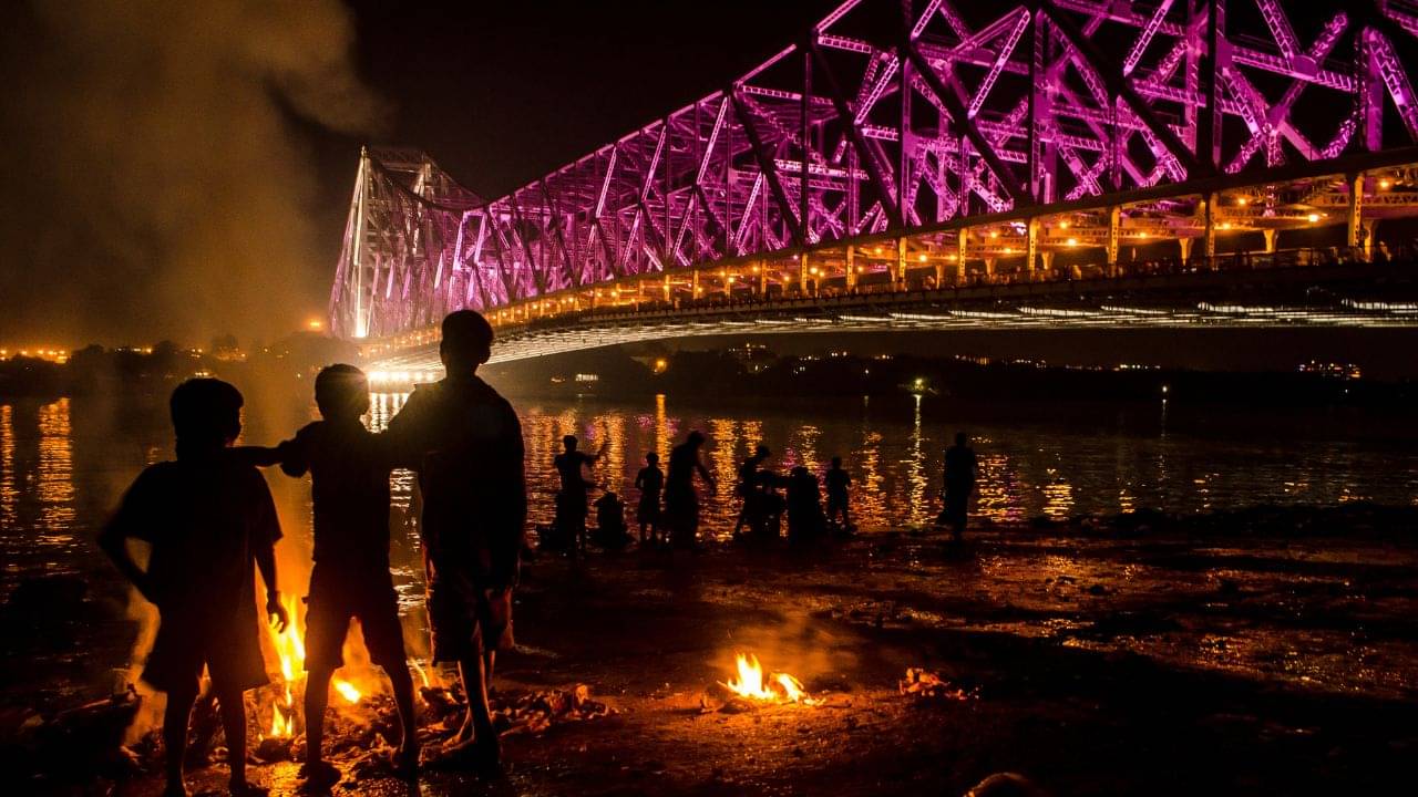 Howrah Bridge: রোজ রাত ১২টায় কি বন্ধ থাকে হাওড়া ব্রিজ? জেনে নিন সত্যিটা!