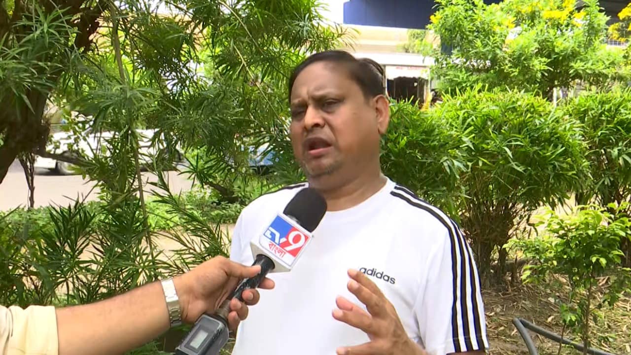 Humayun Kabir: ‘না তাড়ালে আমি যাচ্ছি না’, নিজেই নিজের মুখে লিউকোপ্লাস্ট লাগালেন হুমায়ুন