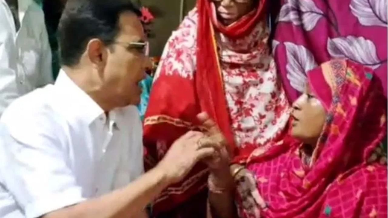 MLA Humayun Kabir: আগ বাড়িয়ে কেন গেলেন? ‘টাকা বিতর্কে’ হুমায়ুনকে শোকজ তৃণমূলের MLA Humayun Kabir: আগ বাড়িয়ে কেন গেলেন? ‘টাকা বিতর্কে’ হুমায়ুনকে শোকজ তৃণমূলের