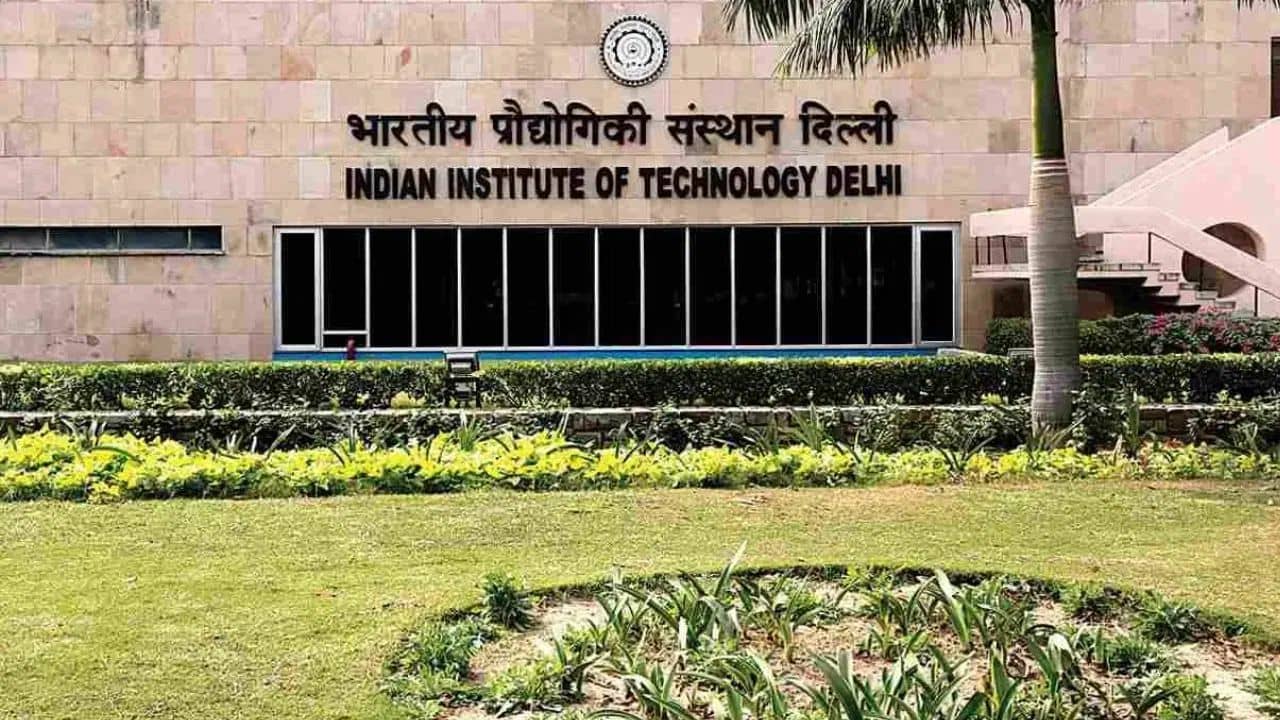 IIT Delhi: শরীরে কোনও আঘাতের চিহ্ন নেই, হস্টেলের বিছানায় পড়ে IIT পড়ুয়ার দেহ