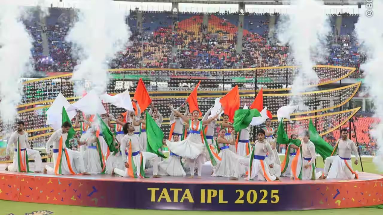 সমাপ্তি অনুষ্ঠানের মঞ্চ সাজানো হয়েছিল ভারতের জাতীয় পতাকার রং দিয়ে। গ্যালারিতে হাজির সমর্থকদের হাতে নজরে পড়েছিল জাতীয় পতাকা। 
