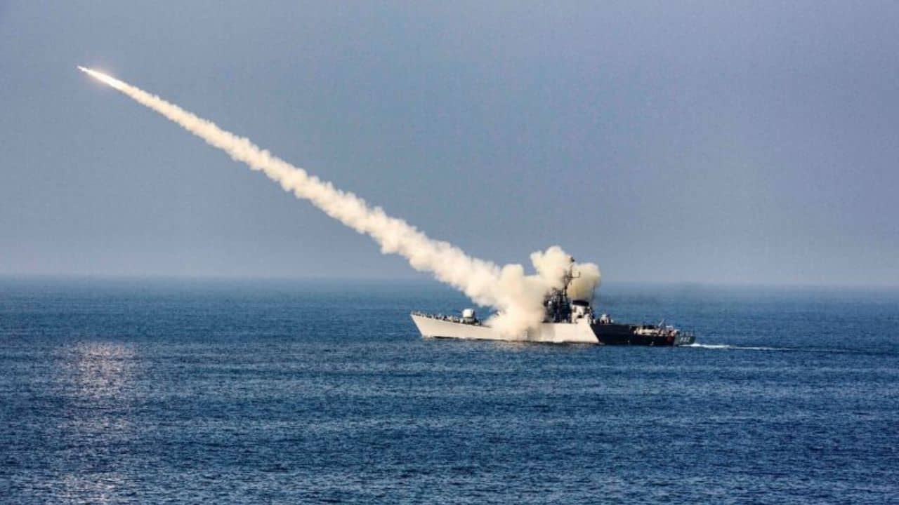 Indian Navy: পাকিস্তানের সীমানা ঘেঁষে সুপারসনিক মিসাইল ছুড়বে ভারত! হঠাৎ আবার কী হল?