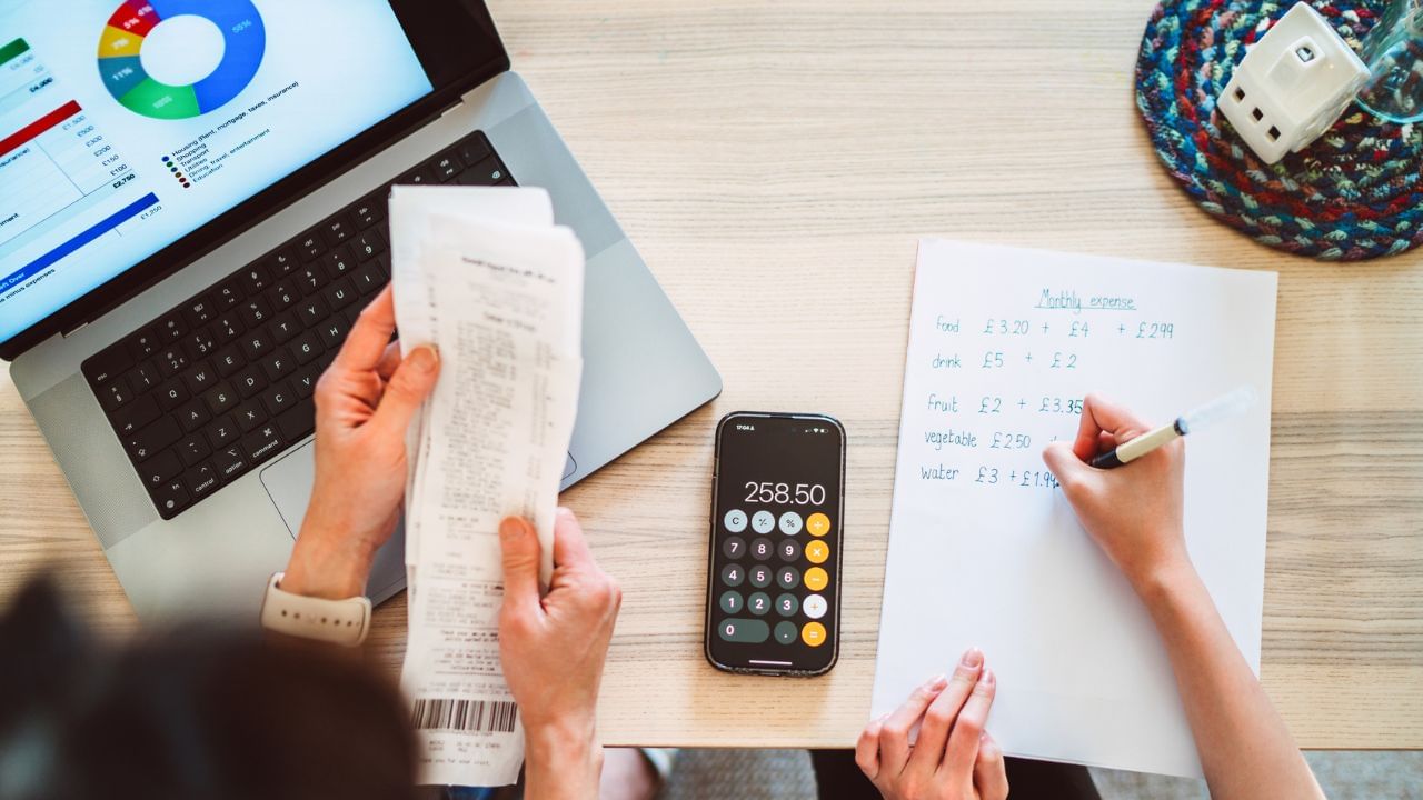 Investing By Age: কোন বয়সে কত টাকা জমালে জীবনে কোনও অভাব থাকবে না? Investing By Age: কোন বয়সে কত টাকা জমালে জীবনে কোনও অভাব থাকবে না?