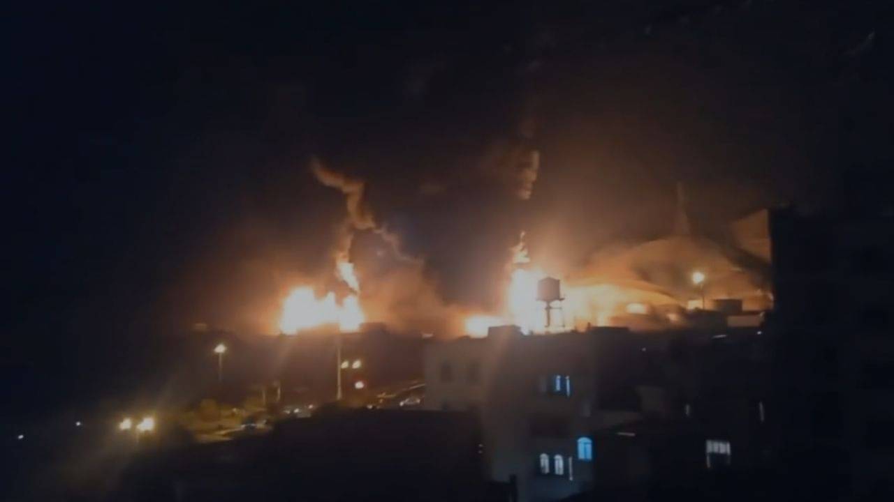 সরাসরি ইরানের তৈল পরিশোধনাগারে হামলা ইজরায়েলের, যুদ্ধের মূল্য চোকাতে হবে আমাকে-আপনাকেও!