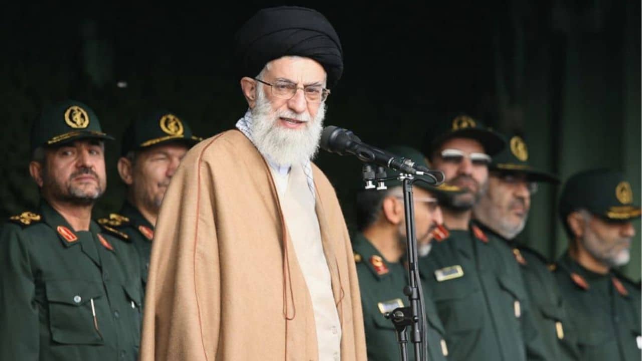 Iran-Israel War: ‘যুদ্ধ থামবে না, আরও বাড়বে, কড়া জবাবের অপেক্ষা করুক আমেরিকা’, গর্জে উঠলেন খামেনেইয়ে