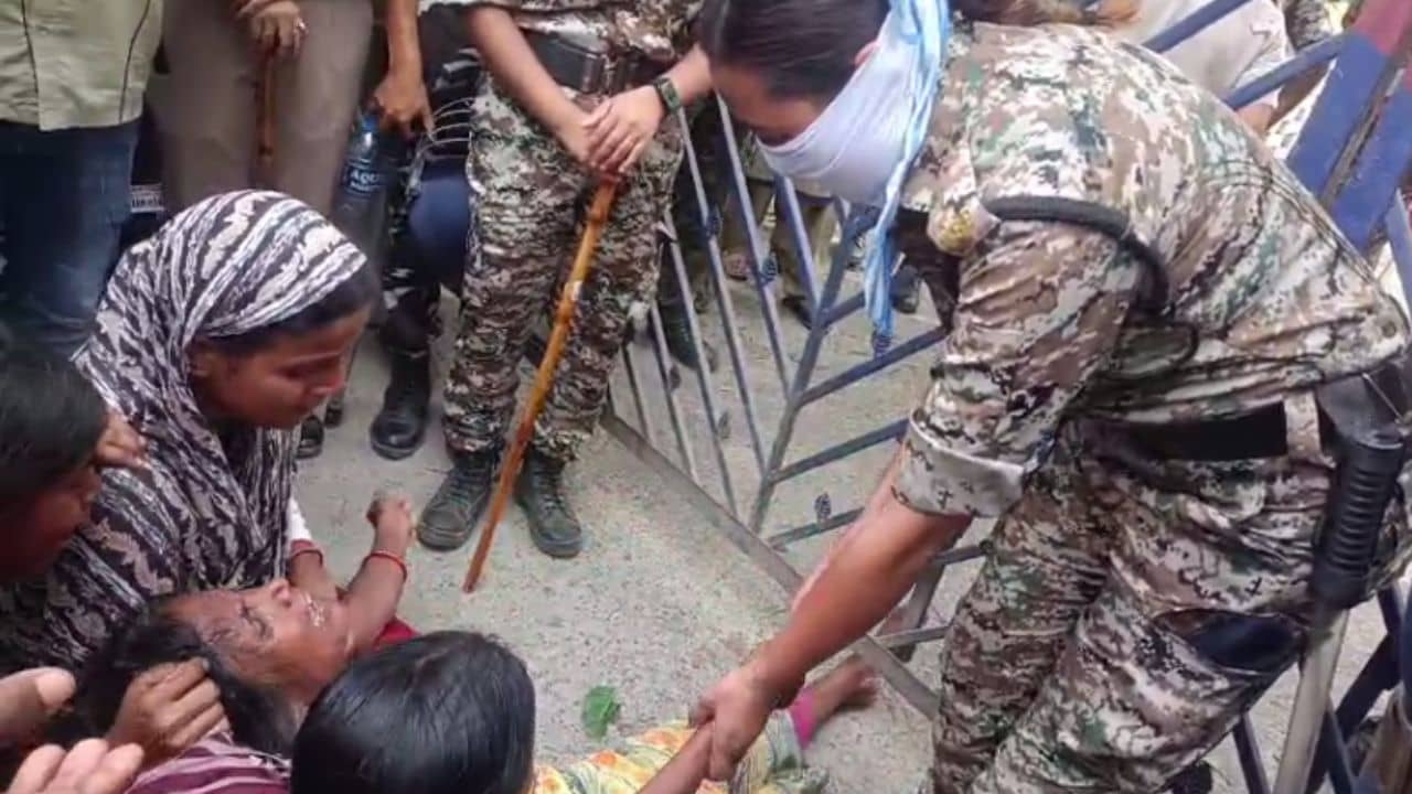 Maheshtala case: শুধু বলে দিন ছেলেটা বেঁচে আছে না মরে গেছে..., পুলিশের পায়ে ধরে বুকফাটা কান্না মায়ের