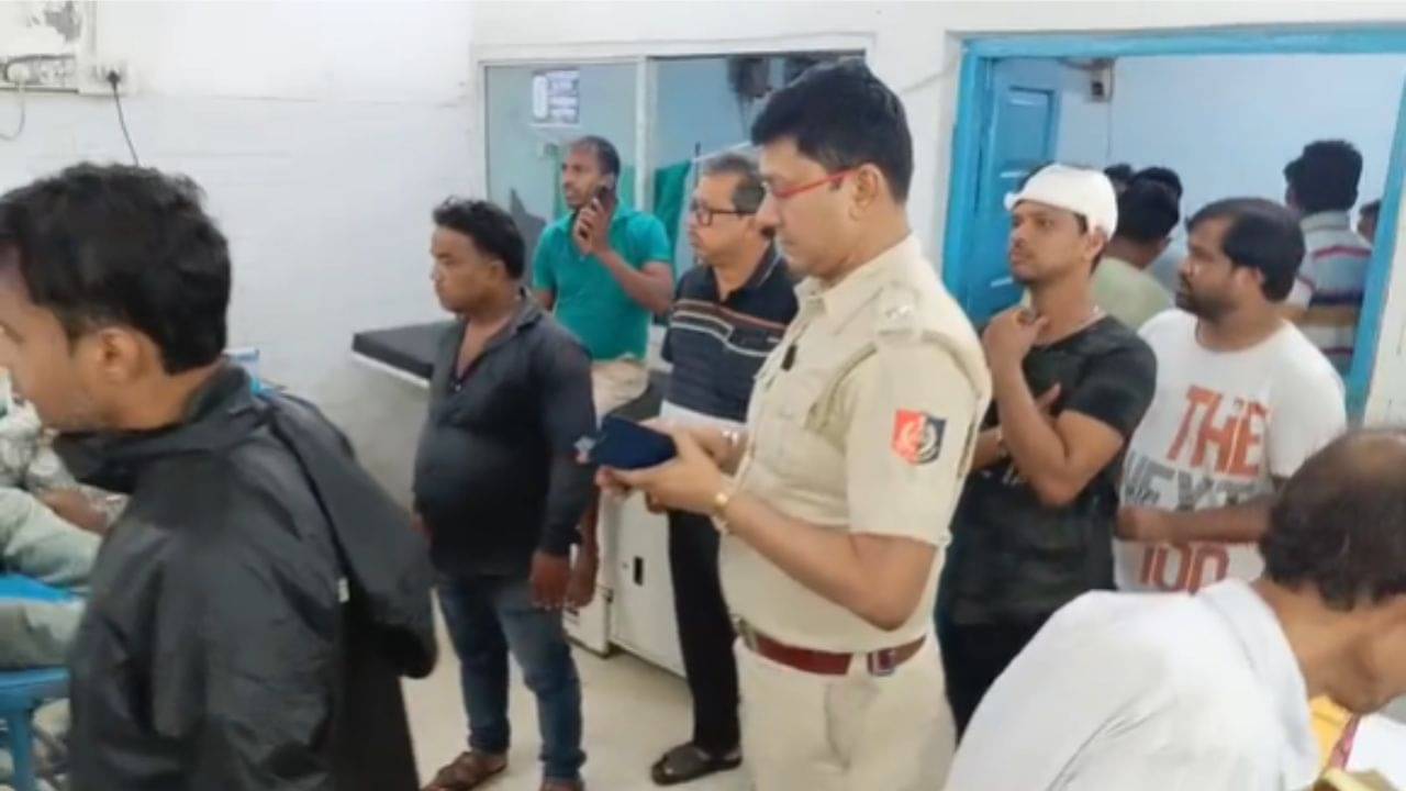 Howrah: নিয়ন্ত্রণ হারিয়ে লরিতে ধাক্কা বাসের, মৃত্যু হল ২ জনের