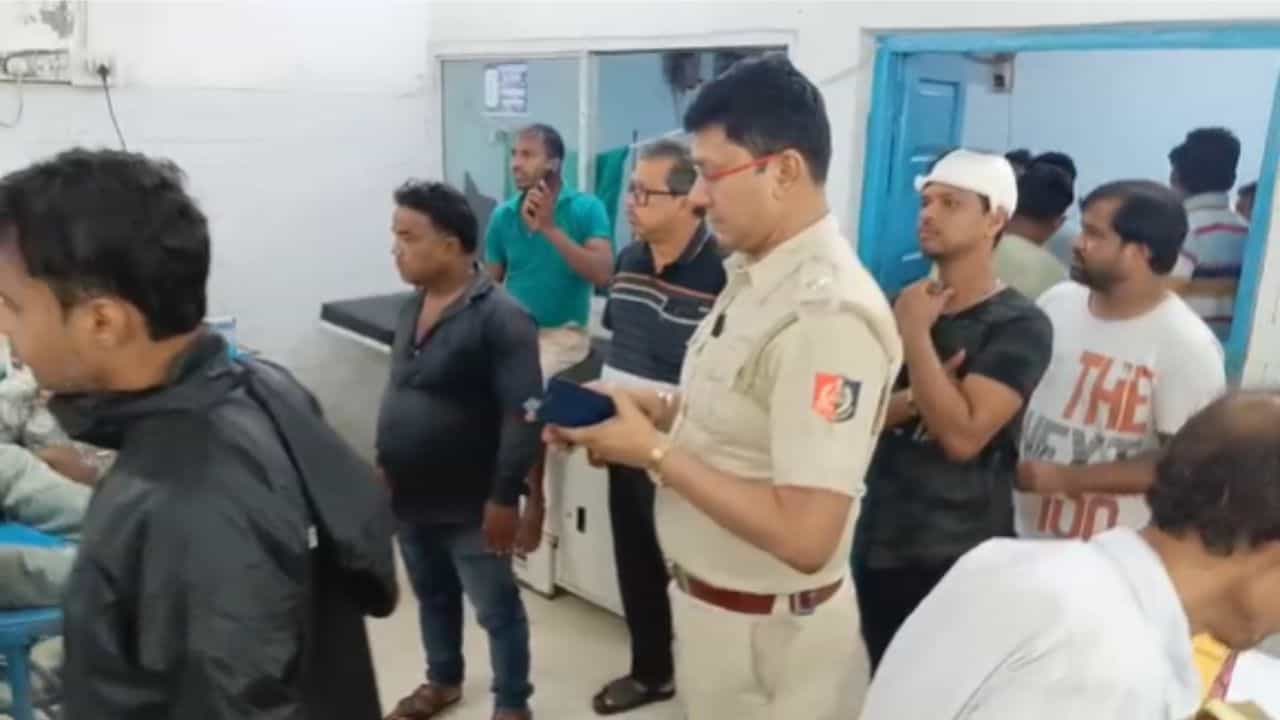 Howrah: নিয়ন্ত্রণ হারিয়ে লরিতে ধাক্কা বাসের, মৃত্যু হল ২ জনের Howrah: নিয়ন্ত্রণ হারিয়ে লরিতে ধাক্কা বাসের, মৃত্যু হল ২ জনের