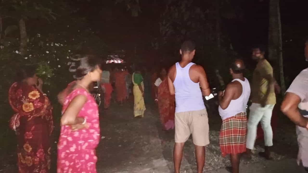 Jalpaiguri: হুঁশিয়ারিই সার, বালি পাচারের প্রতিবাদ করতে গিয়ে আক্রান্ত ১২ Jalpaiguri: হুঁশিয়ারিই সার, বালি পাচারের প্রতিবাদ করতে গিয়ে আক্রান্ত ১২