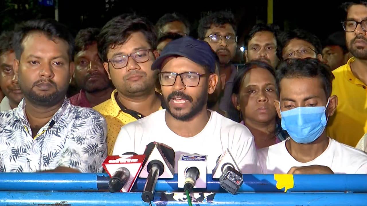 Sacked teachers: ‘আশার আলো দেখছি না’, আমরণ অনশনে চাকরিহারা শিক্ষকরা