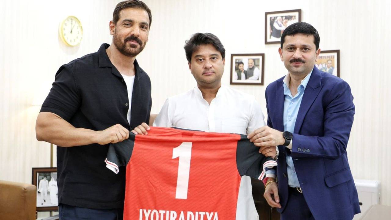Jyotiraditya Scindia: জ্যোতিরাদিত্য সিন্ধিয়ার হাতে জার্সি তুলে দিলেন জন আব্রাহাম, নর্থ ইস্ট ইউনাইটেডের প্রশংসায় পঞ্চমুখ কেন্দ্রীয় মন্ত্রী