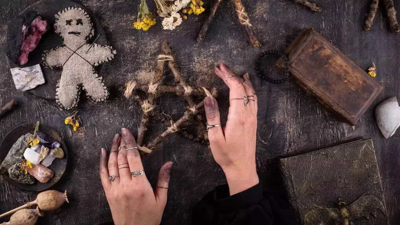Black Magic: মাঝে মাঝেই মাথা ব্যথা? কেউ আপনার উপর কালাযাদু করছে কিনা বুঝবেন কীভাবে? Black Magic: মাঝে মাঝেই মাথা ব্যথা? কেউ আপনার উপর কালাযাদু করছে কিনা বুঝবেন কীভাবে?