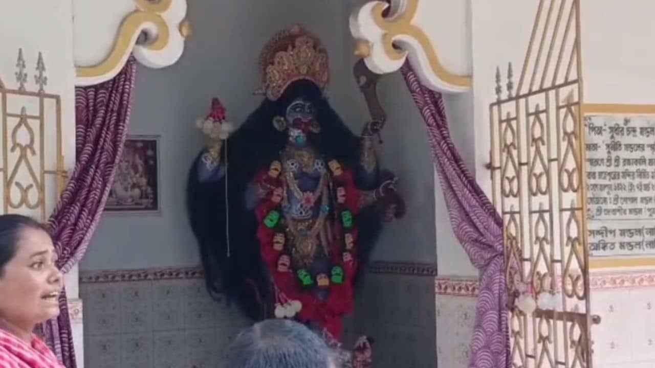 South Dinajpur: রাতে সব ঠিক ছিল, সকালে মা কালীর এ কী রূপ? এলাকাবাসী স্তম্ভিত হয়ে গেলেন